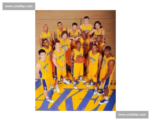 湖人新赛季首战亮相阵容磨合与巨星表现成最大看点引发球迷热议